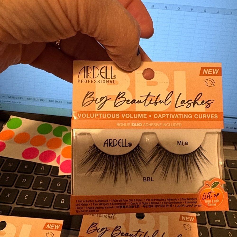Ardell Big Beautiful Lashes - Black with Peach Packaging - Picture 2 of 3
